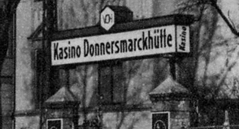 Kasyno huty 'Donnersmarck'. Na supkach pod szyldem widoczna reklama piwa.