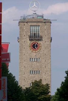 Dworzec Stuttgart. Rozpoczcie budowy 1914. Uruchomiony 1922. Ostatecznie ukoczony 1927. Zbliony wygldem, lecz mniejszy jest od niego dworzec w Bytomiu. Widoczne s wejcie gwne i wiea. Foto: Andrzej Dutkiewicz 2006.