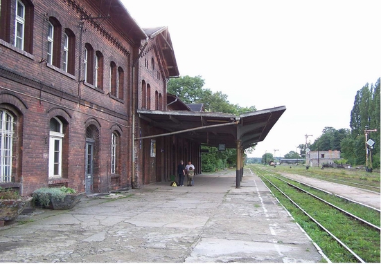 Dworzec w Prudniku ma taki sam ukad torw i peronw oraz zadaszenie jak pocztkowo dworzec w Zabrzu.
Foto: Andrzej Dutkiewicz 2006.